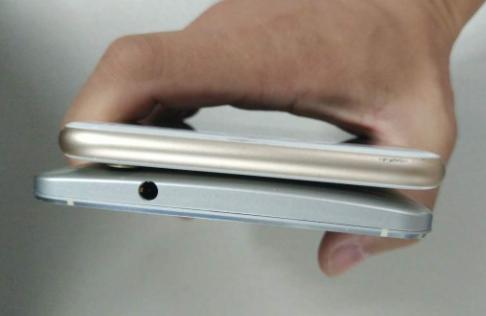iPhone6plus与奇酷手机旗舰版对比图赏:尺寸一