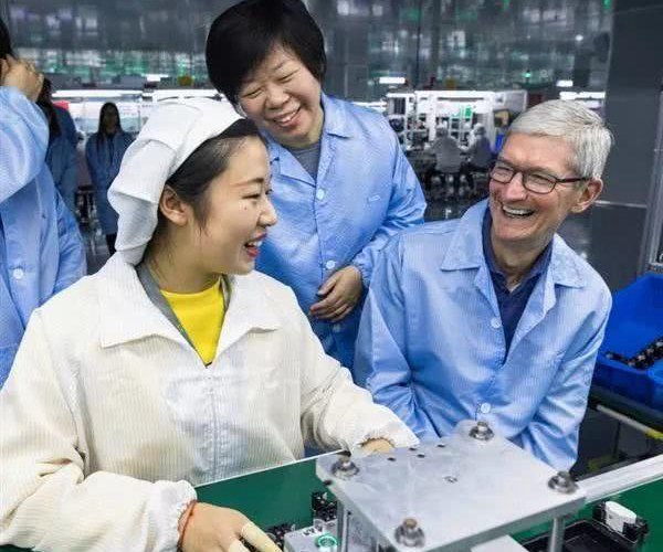 库克参观中国苹果代工厂 与女工相谈甚欢_电脑