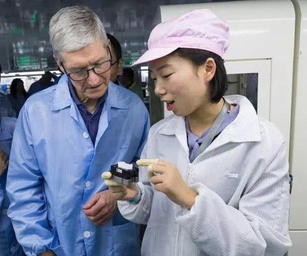 库克参观中国苹果代工厂 与女工相谈甚欢_电脑