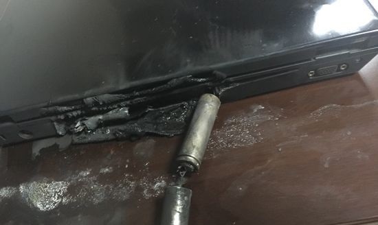笔记本电脑突然爆炸 击穿天花板