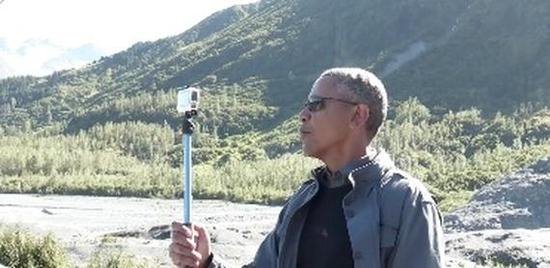奥巴马访问阿拉斯加州：自拍杆玩得挺溜