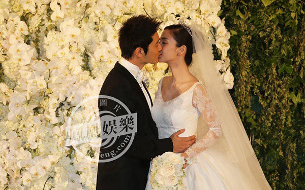 黄晓明Angelababy大婚现场视频：两人交换戒指 甜蜜拥吻