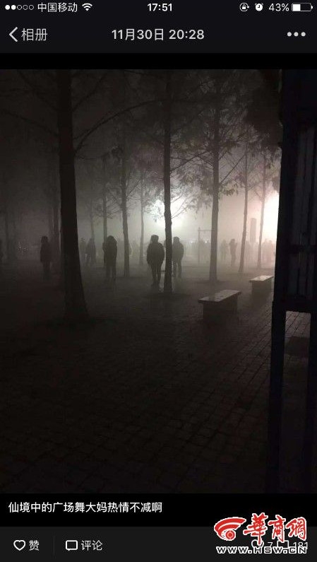 大妈雾霾中跳广场舞走红 你们错怪北京了