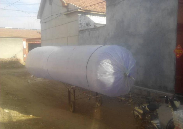 山东村民用6米长塑料袋灌天然气生火做饭.png