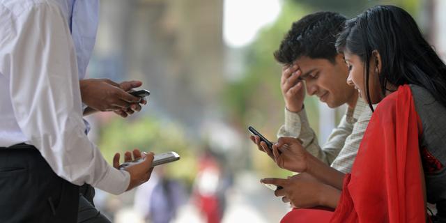 印度近9亿人无法上网 买不起上网手机？