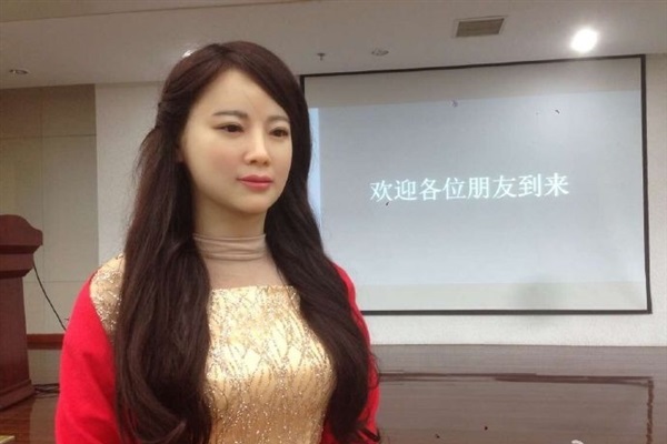 中国首个美女机器人佳佳问世 太逼真了！