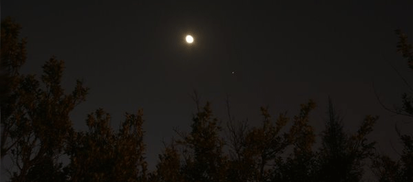 今晚8点有奇观 木星合月来临