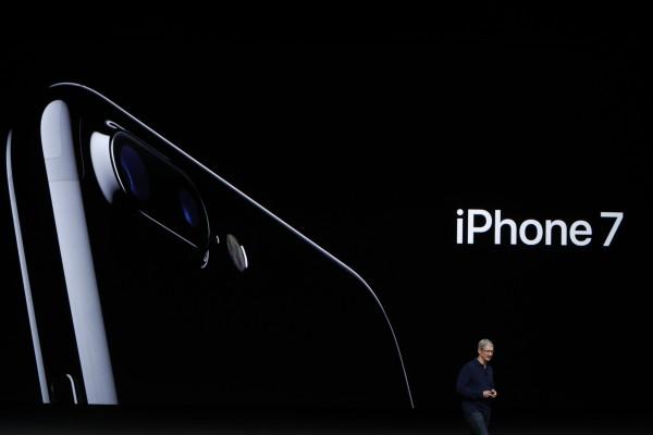 苹果黑色机型遭疯抢 iPhone7亮黑色加价超万元