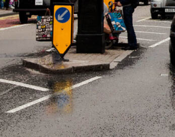 Photoshop给街道图片加上雨水湿润的路面教程