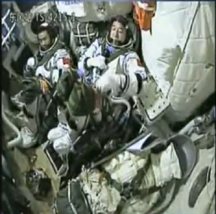 神舟十一号成功发射 宇航员将驻留太空33天
