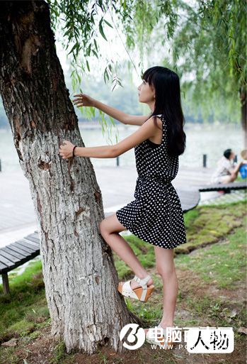 Photoshop合成微距下在攀爬小树的女孩教程