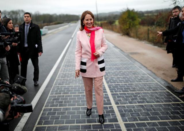 世界首条太阳能电池板公路开通 街边路灯全靠它了