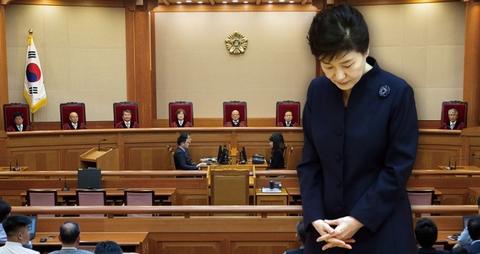 朴槿惠下台！朴槿惠成韩国首位遭弹劾下台的总统