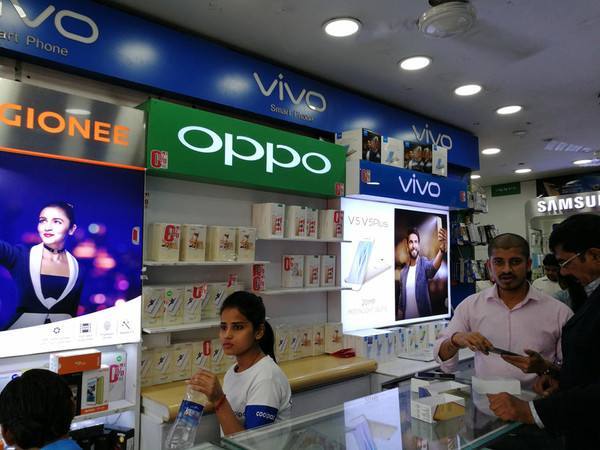 中国竞争对手抢走大块市场 印度手机厂商当自强