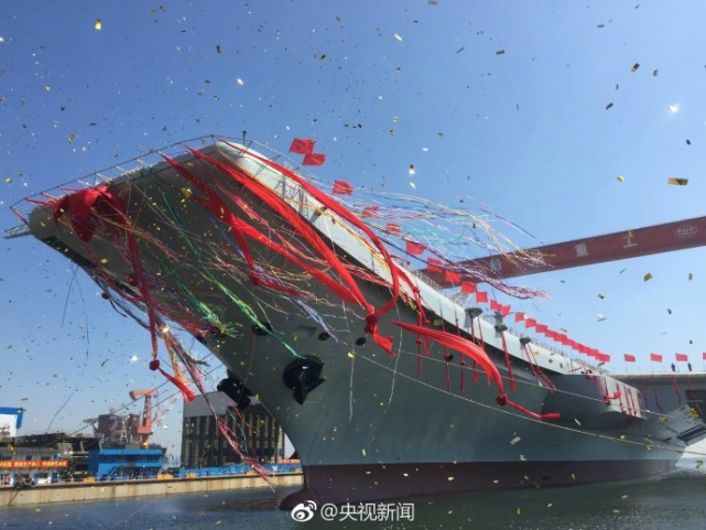 中国首艘国产航母在大连正式下水 完成优雅转身