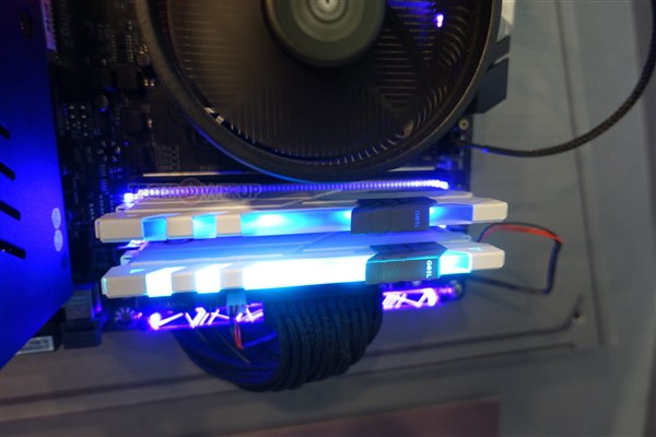 AMD Ryzen专用内存亮相 RGB信仰灯加持