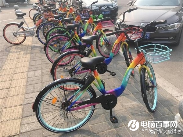 “土豪金”算啥？“葫芦娃”配色共享单车亮相街头