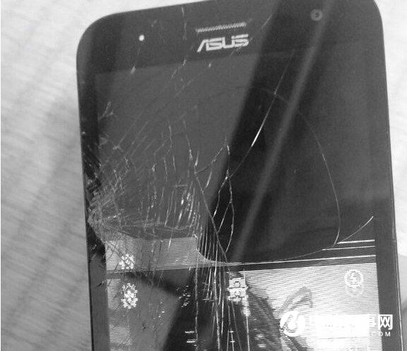 手机屏幕竟被一只虫子夹碎！屏幕厂商尴尬了