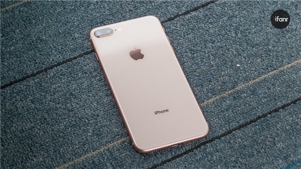 iPhone8/8 Plus真机图赏：请忽略正面，看它们的美背