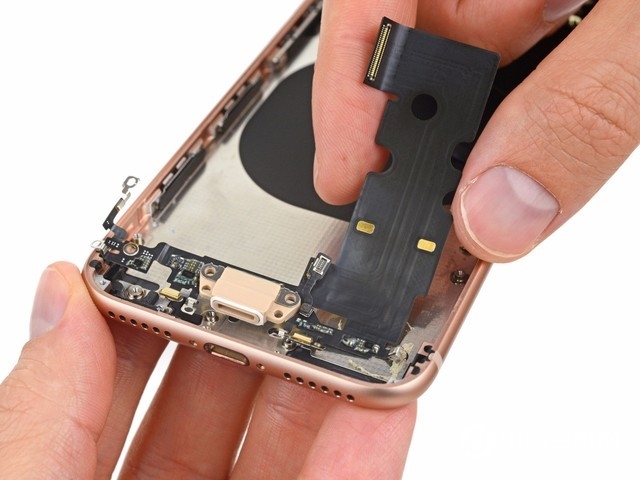 iPhone8做工如何？苹果iPhone 8拆机图解评测
