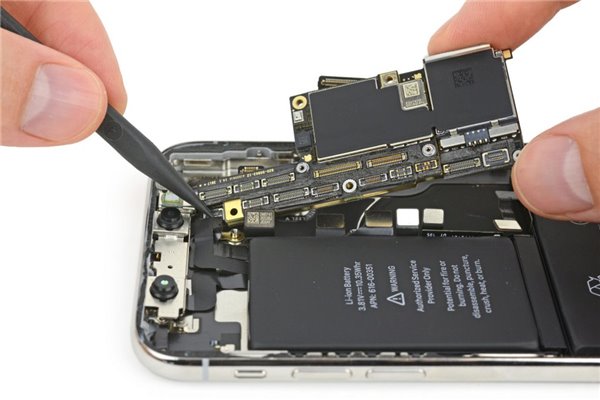 iPhone限制性能门持续发酵 电池到底该怎么换？内附攻略