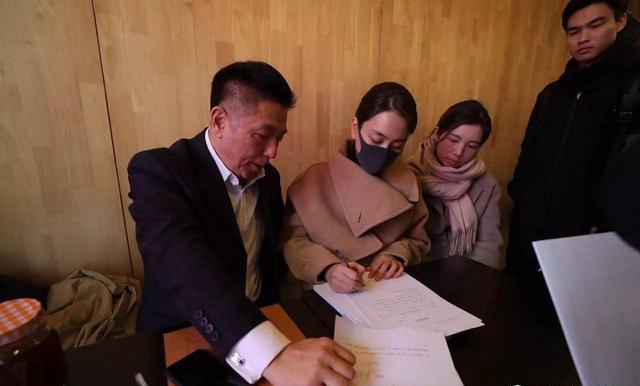 现场直击丨演员马苏法院递诉状，起诉黄毅清诽谤