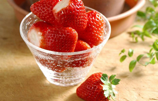 草莓压烂了还能吃吗？草莓没洗就吃了有什么后果？