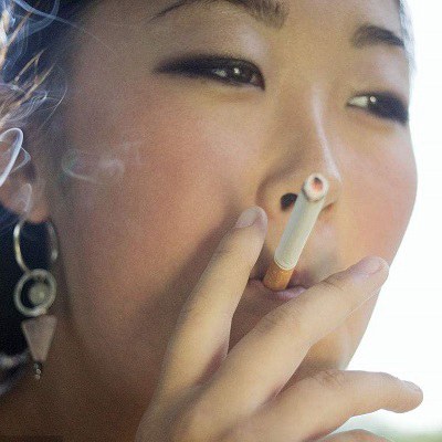 美女抽烟表情包图片