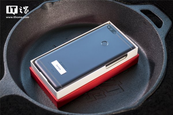 360手机N7开箱图赏 “吃鸡”新利器