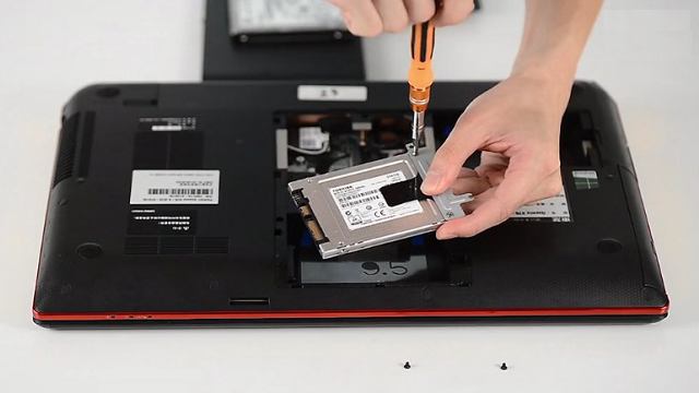 笔记本电脑安装东芝固态硬盘视频教程