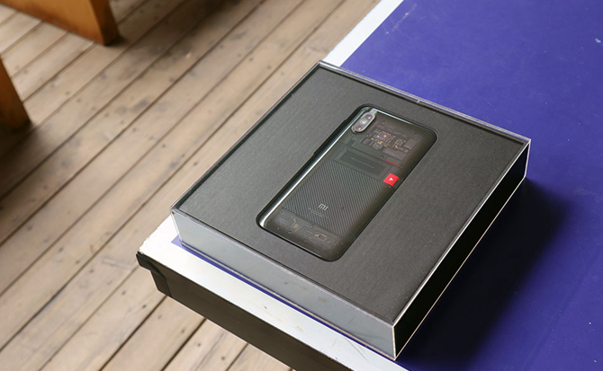 小米8透明探索版开箱图赏 全球首款压感屏幕指纹识别