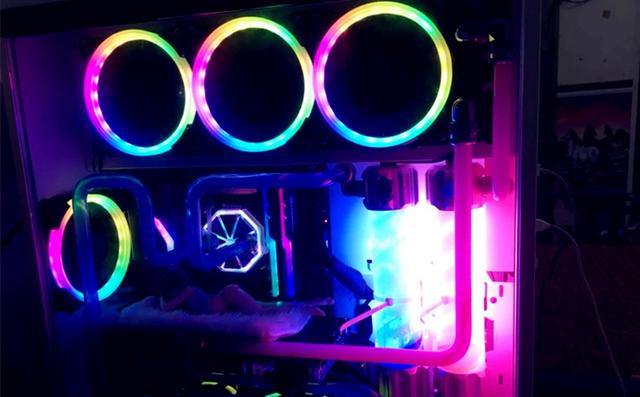 1.5万组装一台分体式水冷电脑 RGB灯效十分炫酷！