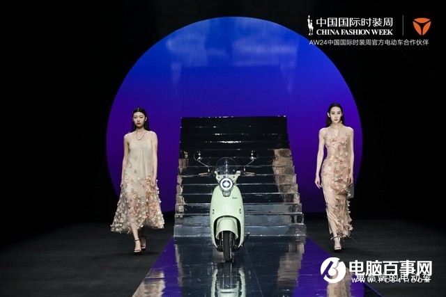 科技与时尚融合！雅迪首登AW24中国国际时装周，助力行业高_1