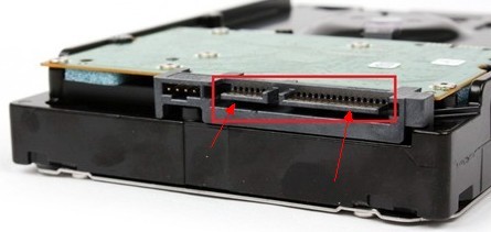 硬盘的后面只有两个接口，小得用来接数据线而大的用来接电源线