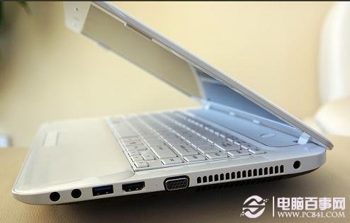 东芝Satellite M800笔记本采用巧克力键盘按键舒适，并且接口丰富