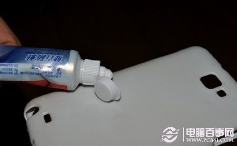 使用牙膏清洁变黑的手机外壳