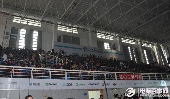 除了场内的观众席，二楼看台上也坐满了观众，基本都是学生