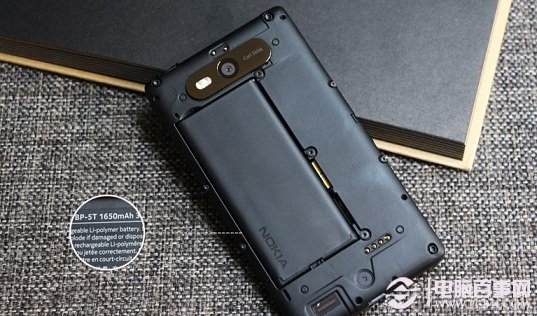 诺基亚Lumia820可拆卸电池设计