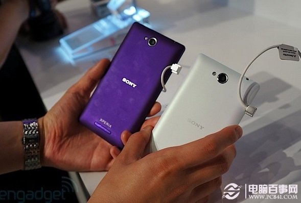 索尼S39h拥有白色与紫色两种外观风格