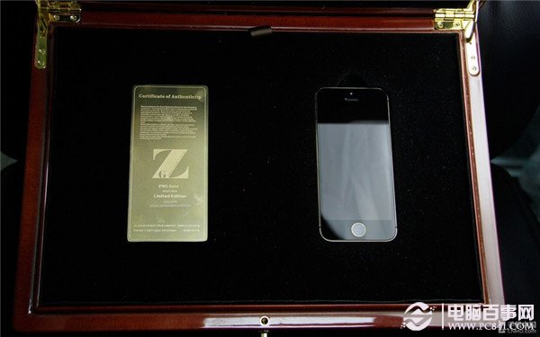 最终装手机的是一个硕大的木盒，这不禁让人想起当年某些旗舰机的豪华大礼包版。打开之后，里面的“内容”也堪称奢华，黄金色的iPhone 5S被摆在了右侧，左边是一个关于品牌和产品的简介，上面也有IMEI和限量编号。