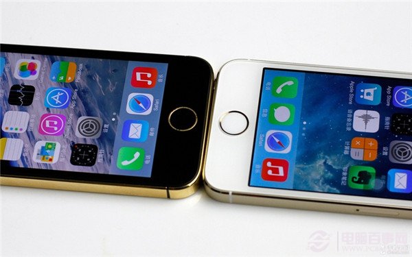 将黄金版iPhone 5S与香槟色版本放在一起，可以明显感觉到前者更加亮眼，两相比较之后，黄金版iPhone 5S也更有“土豪”的气质。