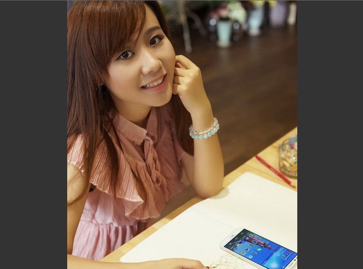 清纯美女魅力展 LG G2超窄边框旗舰手机图赏_5