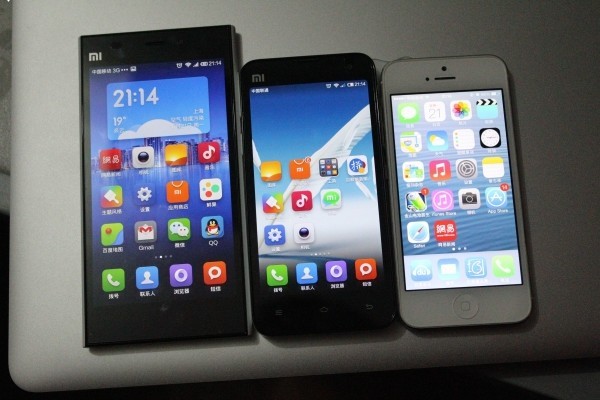 小米3白色版与小米2、iPhone 5外观对比