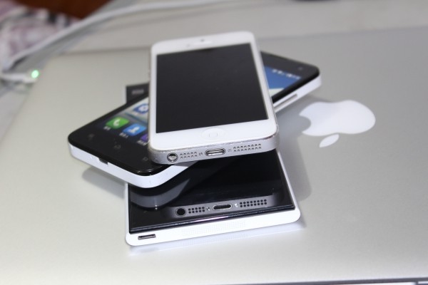 小米3白色版与小米2、iPhone 5侧面对比图片