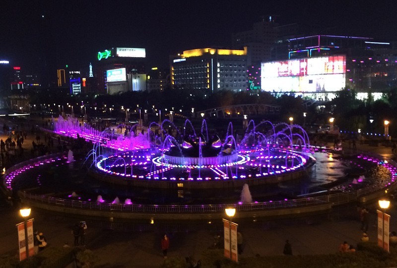 iPhone5s夜间拍照样张图赏 iPhone5s拍摄泉城广场喷泉_5