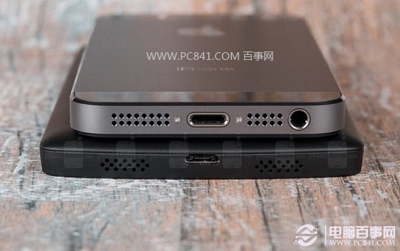 Nexus 5与iPhone 5s机身底部接口对比