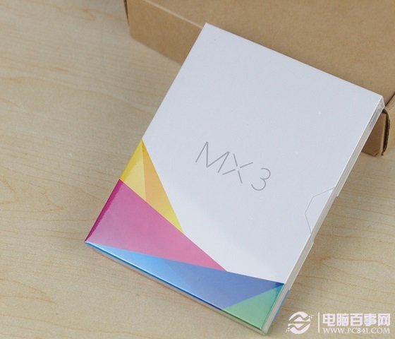 魅族MX3移动版采用了彩色盒包装