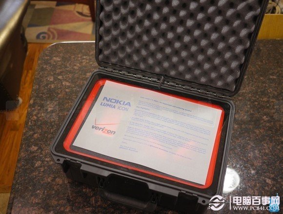 诺基亚Lumia Icon包装盒内部图片
