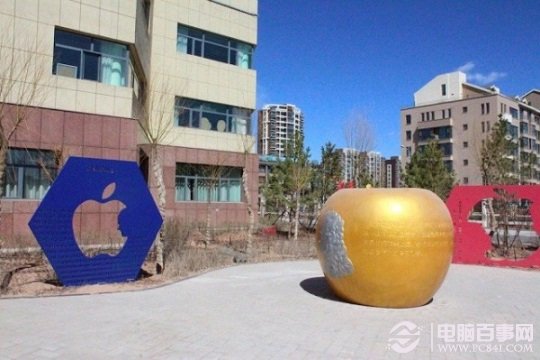 中国鬼城鄂尔多斯惊现纪念乔布斯的苹果logo塑像