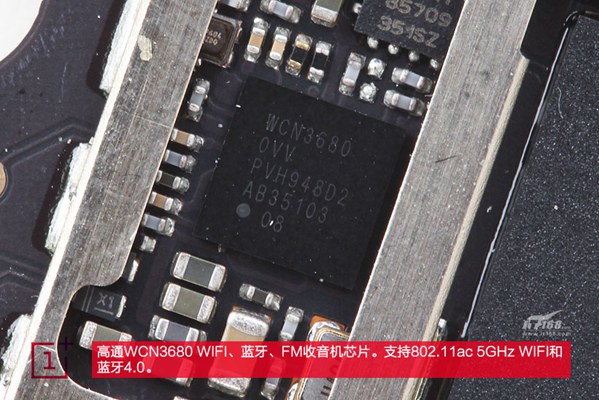 一加手机主板上的高通WCN3680芯片特写